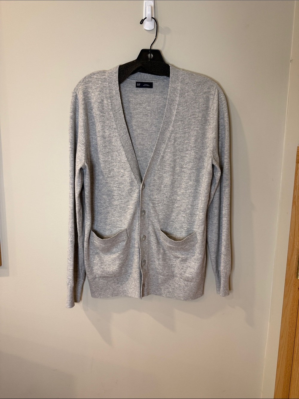 GAP Light Gray V-Neck XS MENS MEDIUM WOMENS  Button Cardigan